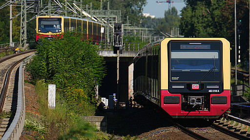 Neue S-Bahn Baureihe 483 fährt in Tunnel, im Hintergrund eine S-Bahn der modernisierten Baureihe 481