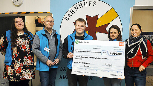 Ein zweiter Spendenscheck wurde dem Team der Bahnhofsmission Berlin Zoologischer Garten übergeben.