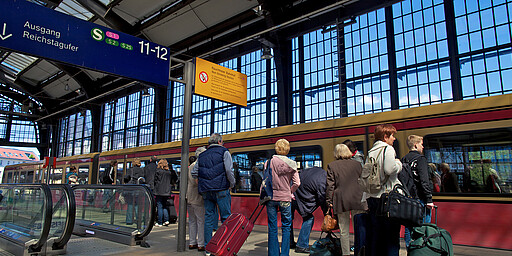 Bahnsteig S-Bahnhof Friedrichstrasse mit Fahrgästen