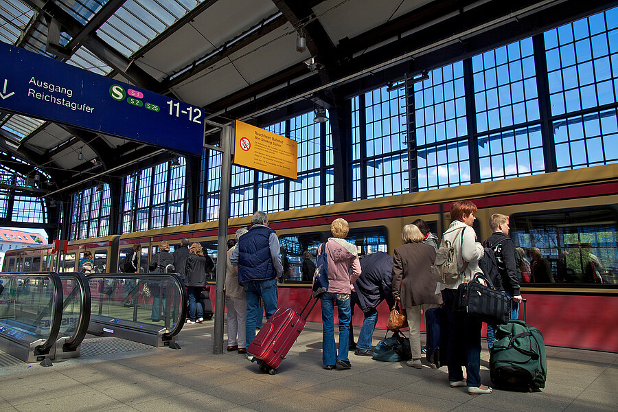 Bahnsteig S-Bahnhof Friedrichstrasse mit Fahrgästen