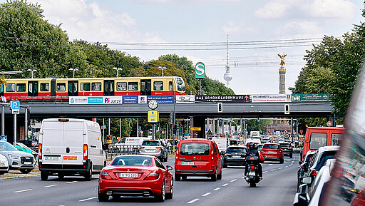 Schiene vs Straße Eine S-Bahn fährt in Berlin Tiergarten über das Stadtbahnviadukt