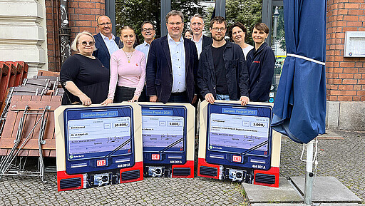 Spendenübergabe an die Preisträger:innen 2025 Herzlichen Glückwunsch an die Gewinner:innen des Umwelt- und Sozalprojekts 2025.