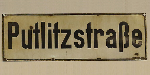 Westhafen Historisches Bahnhofsschild des Bahnhofs Westhafen. Der Bahnhof hieß bis 1992 Putlitzstra0e.