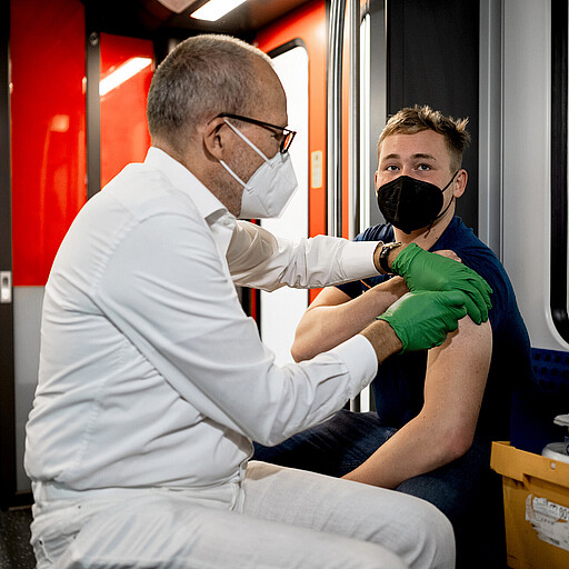 Impf-Aktion Abiturient Max Kietzmann war unter den ersten der insgesamt 100 Menschen, die auf den drei Ringbahnrunden in dem Sonderzug der neuen Baureihe 484 von Bahnarzt Dr. Christian Gravert geimpft wurden.