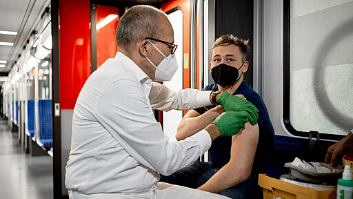 Impf-Aktion Abiturient Max Kietzmann war unter den ersten der insgesamt 100 Menschen, die auf den drei Ringbahnrunden in dem Sonderzug der neuen Baureihe 484 von Bahnarzt Dr. Christian Gravert geimpft wurden.