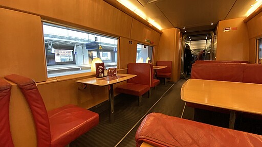 Das knallige Rot der älteren ICE-Bordrestaurants wird Teil des Farbkonzepts der neuen S-Bahn-Zugrestaurants.