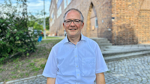 Sorgt dafür, dass alles rund läuft Jens Hebbe ist Leiter der Betriebszentrale Halensee und sorgt gemeinsam mit seinen 280 Mitarbeiter:innen dafür, dass der S-Bahn-Verkehr in der Region Berlin-Brandenburg rund läuft.