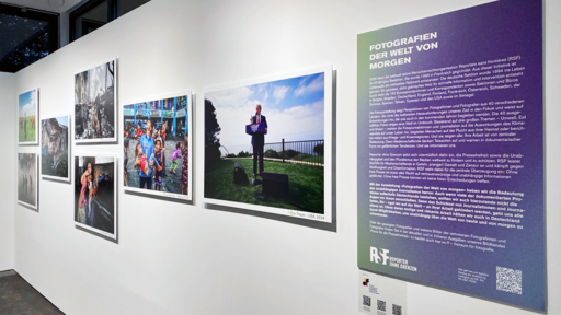Fotografien der Welt von morgen Blick in die Ausstellung „Fotografien der Welt von morgen“ im F³ – Freiraum für Fotografie, gezeigt von Reporter ohne Grenzen.