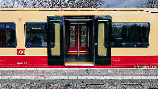 Smarte Türen, mehr Sicherheit Neue Türsignale und LEDs der Baureihe 483/484 helfen auch sehbehinderten Fahrgästen beim sicheren Ein- und Ausstieg.