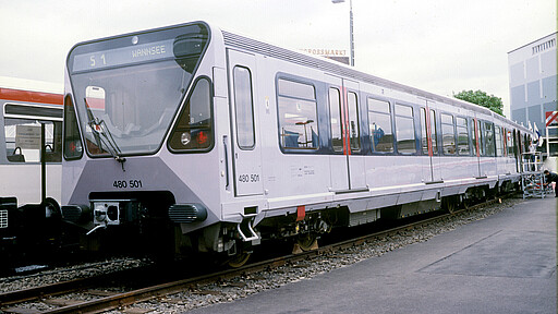 Der kristallblaue Prototyp-Viertelzug 480 001/501 wurde Juni 1988 auf der Internationalen Verkehrsausstellung IVA in Hamburg gezeigt.