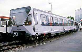 The crystal blue prototype quarter train 480 001/501 was shown at the International Transport Exhibition IVA in Hamburg in June 1988.