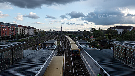 S-Bahnhof Bornholmer Straße mit Fernsehturm im Hintergrund