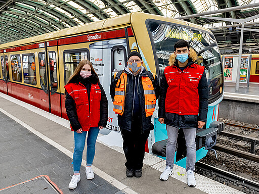 Herzens- und Generationenprojekt anlässlich des Welt-AIDS-Tages: Harry Krogmann mit den beiden Auszubildenden der S-Bahn Berlin Sarah und Abrar