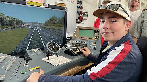 Tischsimulator Henric testet am Simulator, wie sich das Steuern einer Bahn anfühlt.