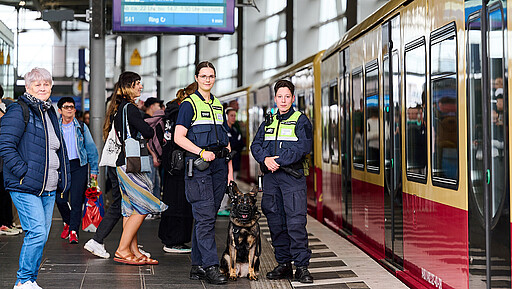 Wachsam unterwegs Vivien (links) und Alina mit Diensthund im Einsatz für ein sicheres Ostkreuz.