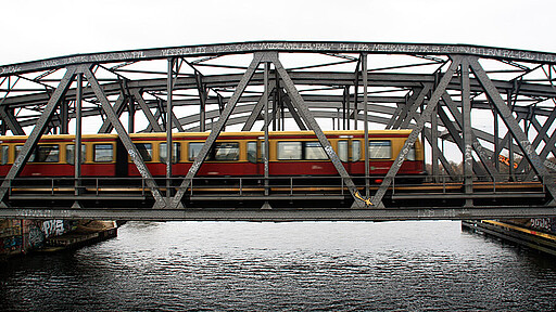 S-Bahn-Brücke Eine S-Bahn fährt über eine Stahlbrücke