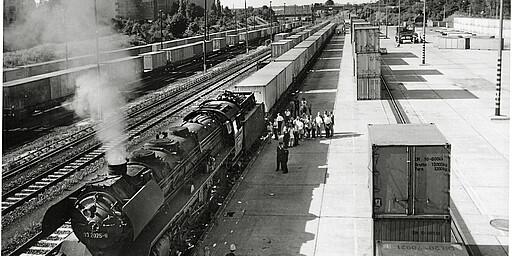 Frankfurter Allee Von 1964 bis 1969 entsteht auf dem alten Güterbahnhof Frankfurter Allee ein 28000 Quadratmeter großer, moderner Containerbahnhof. 1976 werden bereits 150 Containerzüge wöchentlich abgefertigt. Der Containerbahnhof Frankfurter Allee ist der größte und leistungsstärkste Containerbahnhof der DDR.