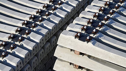 Betonschwellen Schwellen vor dem Einbau in das Netz der DB für eine "Starke Schiene"