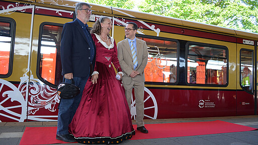 Zur feierlichen Zugtaufe am 28. Mai empfingen Bürgermeister Hans-Joachim Laesicke und S-Bahn-Chef Peter Buchner auch Kurfürstin Louise Henriette von Oranien, die einstige Namensgeberin von Oranienburg.