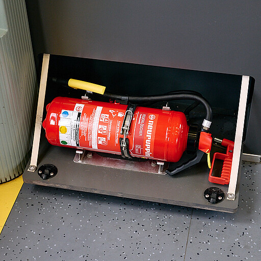 Bei Brand Sicherungsstift entfernen und den Hebel drücken.