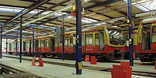 Werk Wannsee Das Werk Wannsee verfügt über vier vollzuglange Hallengleise zum Abstellen der Züge, auf denen die Innenreinigung und kleinere Reparaturen ausgeführt werden.