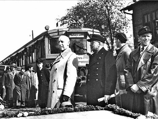 Streckenelektrifizierung Grünau KW Festredner und DDR-Verkehrsminister Hans Reingruber (Bildmitte) vor dem geschmückten S-Bahnzug am Tag der feierlichen Eröffnung der elektrifizierten S-Bahnstrecke.
