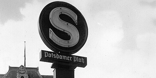 S-Bahn-Signet am Potsdamer Platz, ca. 1939