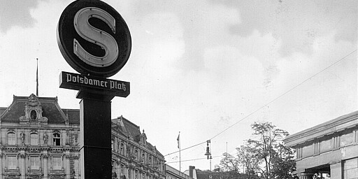 S-Bahn-Signet am Potsdamer Platz, ca. 1939