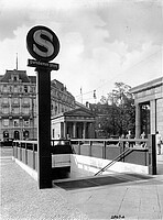 Das S-Bahn-Signet am S-Bahnhof Potsdamer Platz