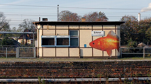 Along the Lines Installation von Maria Vill und David Mannstein am Bahnhof Erkner