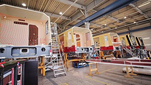 Im Stadler-Werk in Berlin-Pankow stehen die neuen S-Bahn-Züge zur Montage.