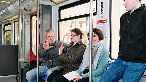 Nils Weise von der Bundespolizei zeigt im Rollenspiel, wie Fahrgäste in kritischen Situationen reagieren können.
