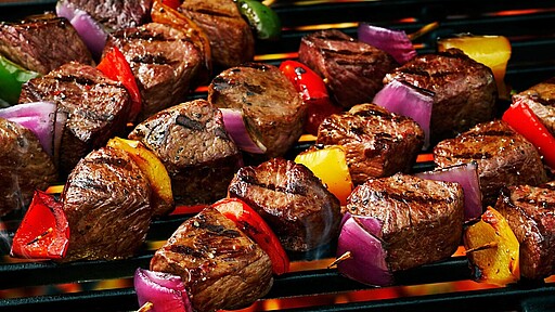 Saftige Steaks auf dem Grill Steaks liegen auf einem feurigen Grill