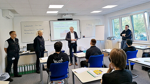 Start in die Ausbildung Die ersten Unterrichtsstunden der Eisenbahner:in im Betriebsdienst wurden von Benjamin Zahn, Azubifachkoordinator, Yonne Hahnefeld, Trainerin Tf Ausbildung, und Klaus Schulze, Trainier Tf Ausbildung, durchgeführt.