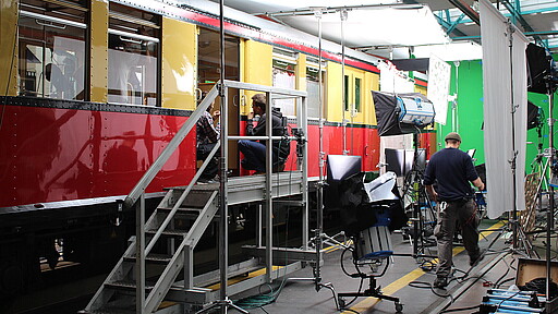 Dreharbeiten in der S-Bahn Züge werden immer wieder für Film- und Fernaufnahmen gebucht werden. Dann wird die Werkhalle in Erkner zum Filmstudio. Auch Tom Hanks und Steven Spielberg waren schon dort.