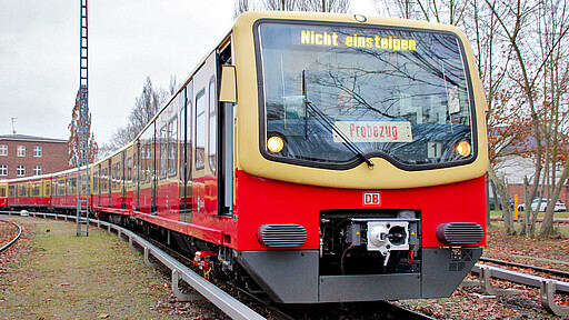 Kurz vor der Probefahrt Der Zug 481 109 in Vorbereitung zur Probefahrt im Netz – danach dürfen die Fahrgäste wieder einsteigen und ein „Neuwagengefühl“ genießen.