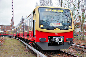 Der Zug 481 109 in Vorbereitung zur Probefahrt im Netz – danach dürfen die Fahrgäste wieder einsteigen und ein „Neuwagengefühl“ genießen.