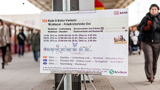 Bei größeren Baumaßnahmen werden an Bahnhöfen Schilder zur Vorabinformation aufgestellt.
