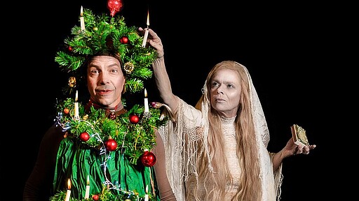 Mit „Der Tannenbaum“ und „Das Mädchen mit den Schwefelhölzern“ bringt das Hexenberg Ensemble zwei Märchen von Hans Christian Andersen auf die Bühne des Glaspalasts.