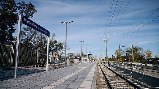 Teileröffnung 2023 Der neue Kombibahnsteig in Blankenfelde wurde bereits im November 2023 zunächst für den Regionalverkehr in Betrieb genommen.
