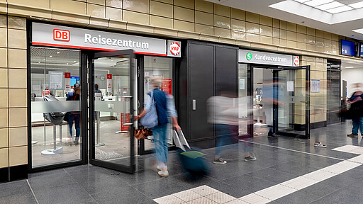 Die Eingänge zum DB Reisezentrum und S-Bahn Kundenzentrum am Bahnhof Zoo