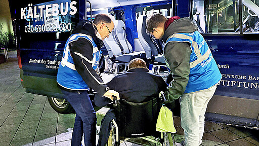Die Ehrenamtlichen der Kältehilfe kümmern sich um Wohnungslose und fahren sie bei Bedarf auch in Notunterkünfte.