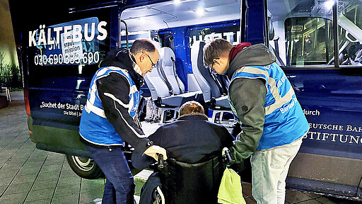 Hilfe für Hilflose Die Ehrenamtlichen der Kältehilfe kümmern sich um Wohnungslose und fahren sie bei Bedarf auch in Notunterkünfte.