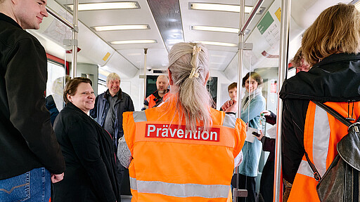 Ines Teike erklärt, wie Fahrgäste in Notfällen richtig reagieren.