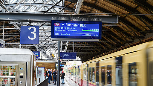 Wie voll die Züge sind, sehen Sie jetzt schon vor Eintreffen der S-Bahnen.