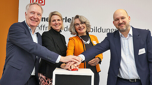 Eröffnung der neuen Ausbildungsstätte Gemeinsam mit Susanne Henckel, Staatssekretärin im Bundesministerium für Digitales und Verkehr (2. v. r.), gaben der DB-Konzernbevollmächtigte für Berlin, Alexander Kaczmarek (links), Dr. Oliver Fischer, Leiter Personal- und Führungskräfteentwicklung bei der DB (rechts) sowie Corinna Vogt, Geschäftsleiterin von DB Training, Learning & Consulting (2. v. l.), symbolisch grünes Licht für die moderne Ausbildungsstätte.