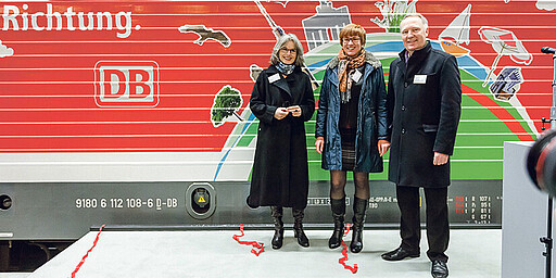 Dezember 2014: Verkehrsvertrag Nord-Süd Der gewonnene Verkehrsvertrag Nord-Süd mit den Linien RE 5 und RE 3 wurde in Berlin von DB Regio Nordost mit der Enthüllung einer Lok voller Ausflugsideen gefeiert.