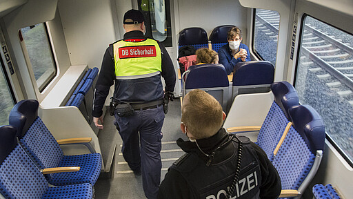 Keine Chance für Maskenmuffel Mitarbeiter von DB Sicherheit und der Bundespolizei bei einer der Schwerpunktkontrollen in einem Regionalexpress.