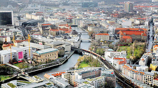 Blick vom Fernsehturm auf die Stadtbahnstrecke vom Hackeschen Markt bis zum Hauptbahnhof. Archivbild, Aufnahme von 2007.