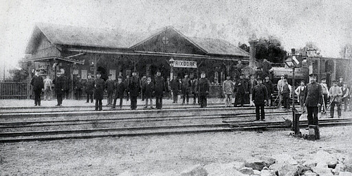 Bahnhof Rixdorf Die einzige überlieferte Aufnahme, die ein Stationsgebäude der Ringbahn der ersten Generation zeigt: Der Bahnhof Rixdorf (heute Neukölln) ist auch vor 1890 noch fast unverändert, während andere Bahnhöfe schon umgebaut worden sind.